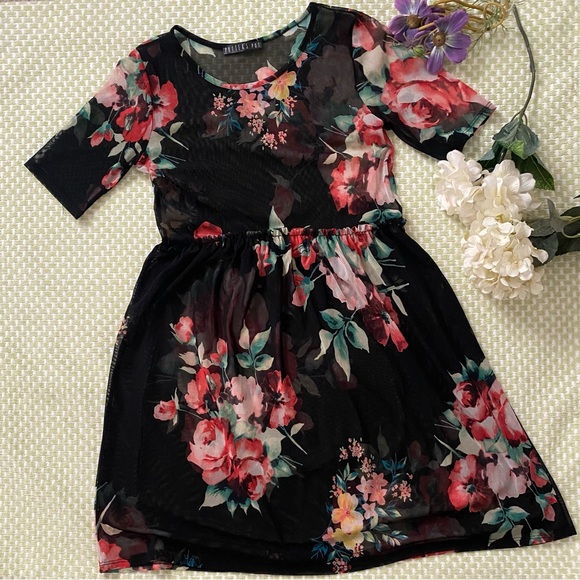 Potter's Pot Dresses & Skirts - 🌺Potters Pot Black Floral Sheer Dress🌺
